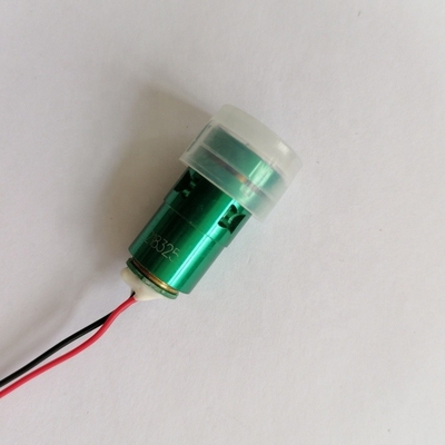 Livello laser a raggio verde da 545 nm con potenza di uscita di 8 mW e temperatura compresa tra -10 e 40 °C